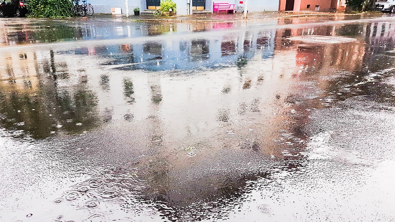 山东烟台海阳遭遇罕见大暴雨，多车被泡水淹记实