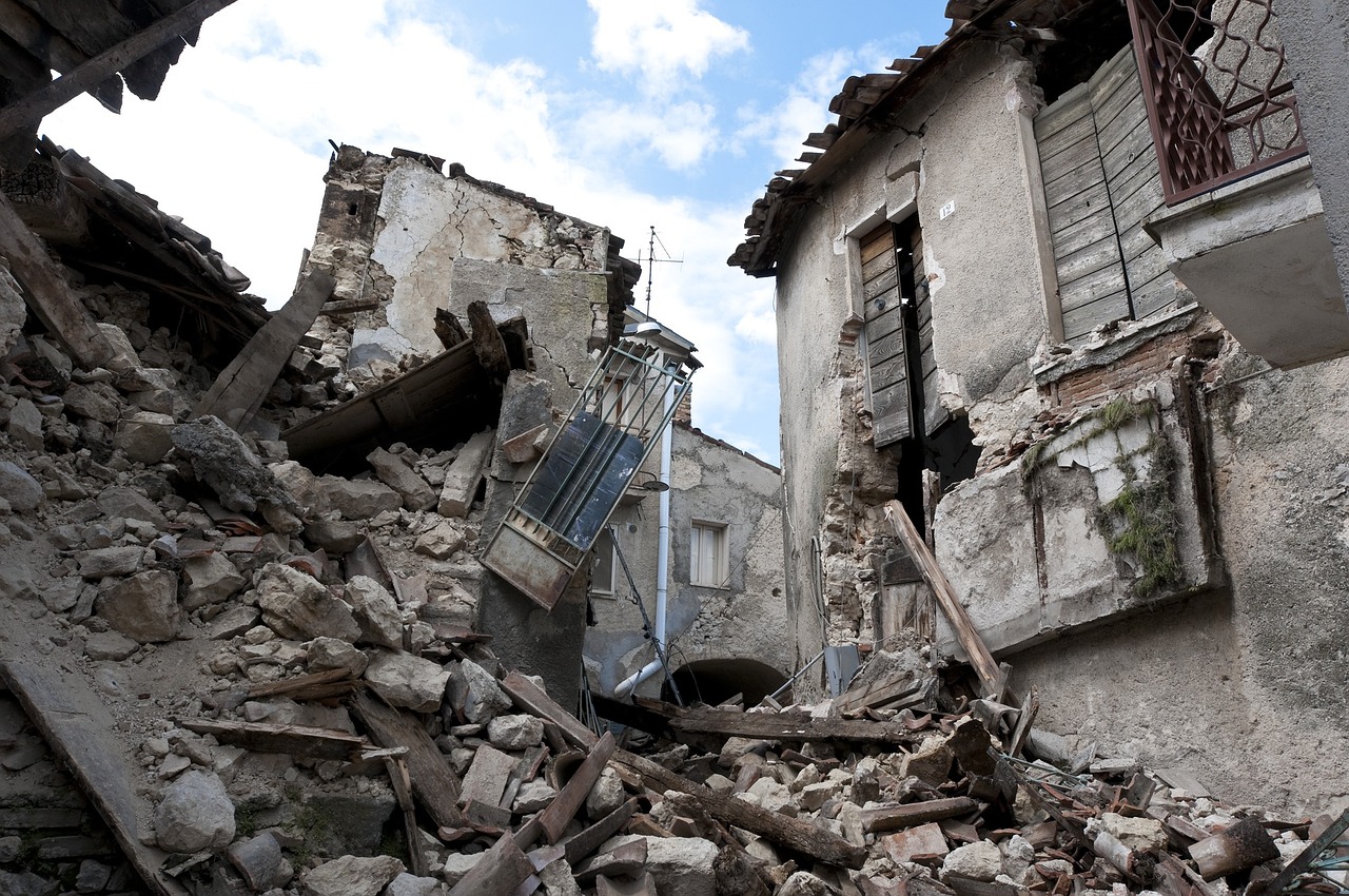 英国多地爆发，13年来最大规模骚乱深度解析