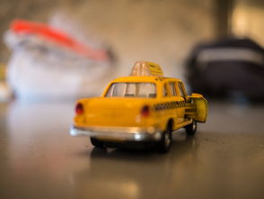 挖呀挖黄老师疑开豪车，热议背后的故事